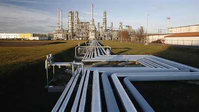 ارتفاع النفط لليوم الخامس مع هبوط الدولار