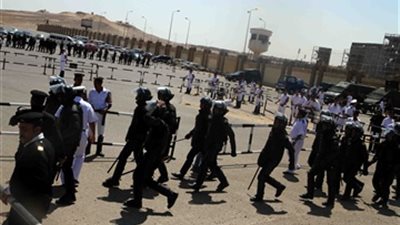 أهالي الشهداء يقطعون الطريق أمام 