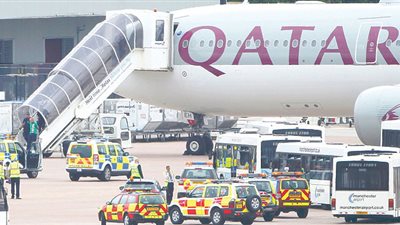 طائرة قطرية تهبط في مطار إسطنبول بعد اشتعال النيران في أحد محركاتها