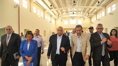 صور: وزير النقل يتفقد ميناء 