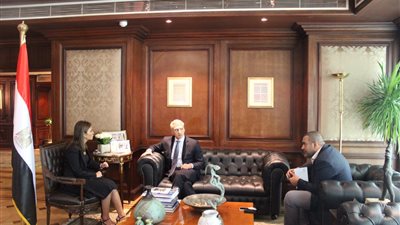 سحر نصر تبحث توفير فرص عمل للشباب مع 