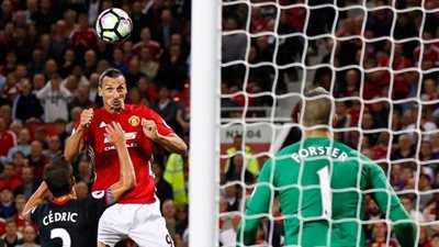 إبراهيموفتش يقود مانشستر يونايتد لصدارة الدوري الإنجليزي