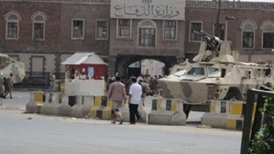 وزارة الدفاع اليمنية:تحرير رهينة أمريكي في غارة عسكرية باليمن