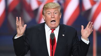 ترامب يدعو لإغلاق مؤسسة كلينتون ويصفها بـ 