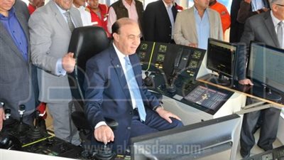 مميش يتفقد سير الكراكات بمشروع قناة السويس الجديد