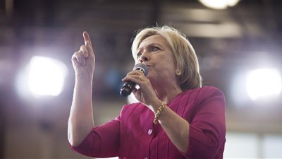 كلينتون تقترح تخفيف الضرائب عن المؤسسات الصغيرة