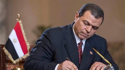 صرف 70 ألف جنيه إعانه لـ64 عاملا لشركة متعثرة بالسويس