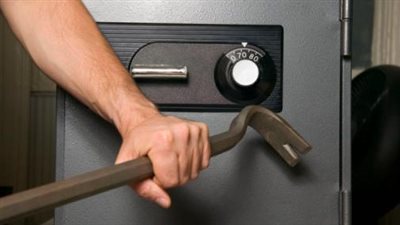 النيابة تأمر بسرعة التحريات في سرقة خزينة 