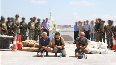 صور: القوات البحرية تحبط محاولة تهريب طن حشيش وتضبط 189 متسللا