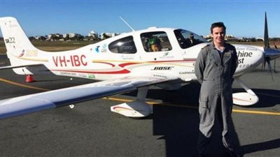 أصغر إنسان ينهي رحلة حول العالم بطائرة المحرك الواحد