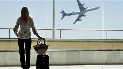 إيقاف نمساوي وزوجته حاولا تهريب رشاش على متن طائرة