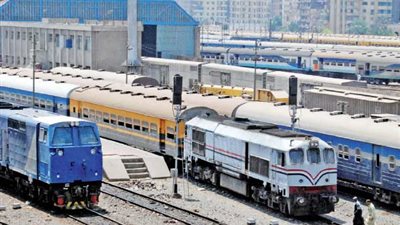 توقف حركة القطارات بقنا لخروج عربة جرار عن القضبان