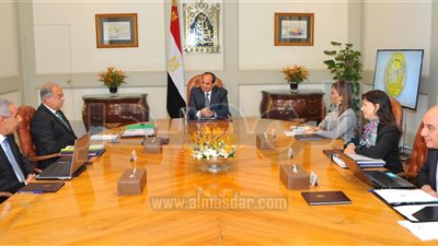 السيسي يلتقى رئيس الوزراء ويؤكد ضرورة حماية محدودي الدخل