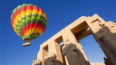 7 رحلات بالون طائر تقل 133 سائحًا بالأقصر