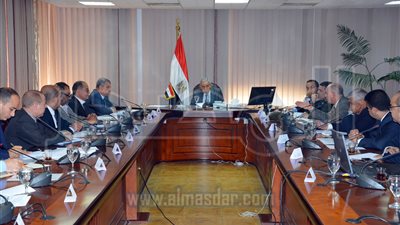صور: وزير التجارة يترأس الاجتماع الأول للجنة المناطق الصناعية الجديدة