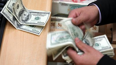 الدولار عند أعلى مستوى في شهر أمام الين