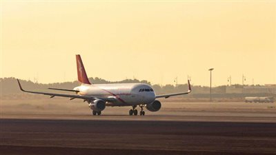 إصابة 16 شخصًا إثر هبوط اضطراري لطائرة بأيرلندا