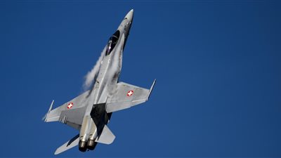 العثور على حطام مقاتلة سويسرية وجثة طيارها بجبال الألب