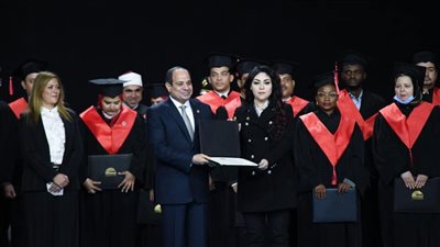 «السيسي» يشهد حفل تخرج دفعات الأكاديمية الوطنية للتدريب بمنتدى الشباب