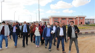 مسئولو «الإسكان» يتفقدون مشروعات تطوير الصرف الصحى بـ«السادات»