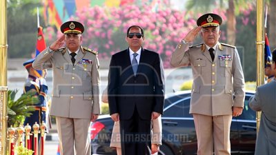 بالصور.. السيسى يضع أكليلا من الزهور على قبر الجندي المجهول فى ذكرى تحرير سيناء