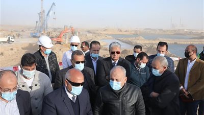 وزير النقل يتفقد مواقع العمل في مشروع  تطوير ميناء السخنة
