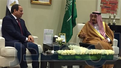 السيسي يلتقي سلمان على هامش القمة العربية (صور)