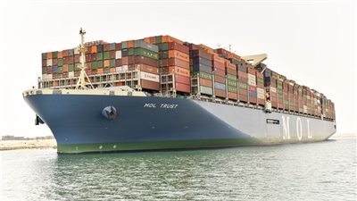 عبور 54 سفينة قناة السويس بحمولات 2.9 ملايين طن