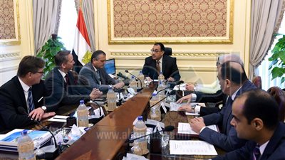 رئيس الوزراء يبحث مع 