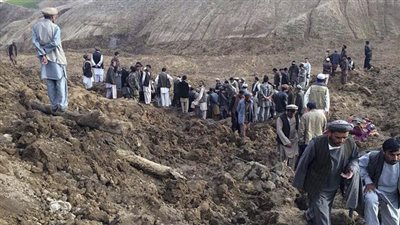 دفن 27 شخصا في انهيار أرضي بإندونيسيا