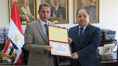 رفض رشوة كبيرة.. معيط يكرم رئيس مأمورية ضرائب الشركات المساهمة