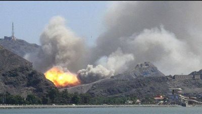 طائرات التحالف العربي تواصل قصف مخازن السلاح بجبل نقم باليمن