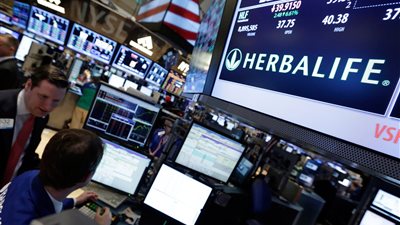 الأسهم الأمريكية تغلق على مكاسب جماعية طفيفة وسط تباين نتائج الشركات