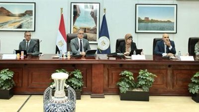 وزير الآثار يعقد إجتماعاً لمناقشة مستجدات العمل السياحي