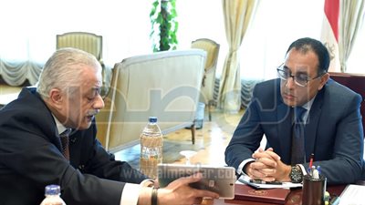 رئيس الوزراء يبحث حلول تخفيض الكثافة في الفصول وسد عجز المدرسين