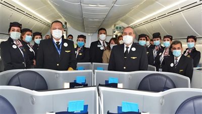 وزير الطيران يقود أول رحلة «بخدمات صديقة للبيئة» بين القاهرة وباريس