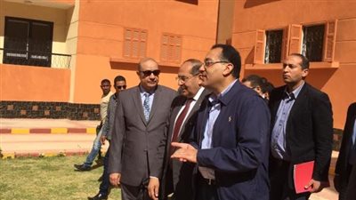 وزير الإسكان ومحافظ سوهاج يسلمان الوحدات السكنية بمنطقة السماكين