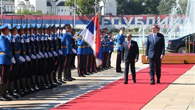 ألكسندر فوتشيتش يمنح الرئيس السيسي وسام الجمهورية الصربية