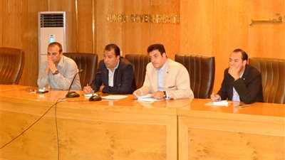 محافظ الأقصر يمنح تراخيص لشباب الخريجين للمشروعات الصغيرة