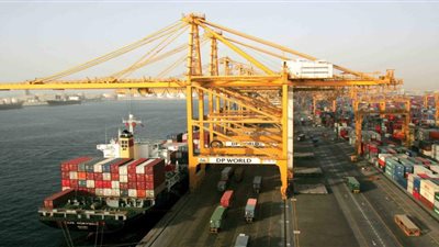 وصول 600 سيارة لميناء الإسكندرية .. ومغادرة 60 شاحنة قمح