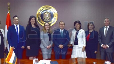 وزير الصناعة يبحث مع ممثلى