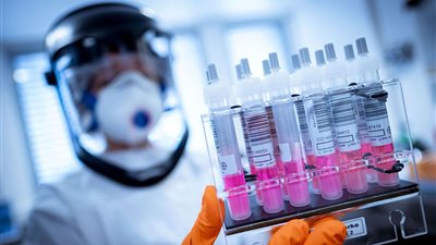 «فايزر» و«بيونتيك» تعلنان بدء التجارب على لقاح مضاد لـ «أوميكرون»