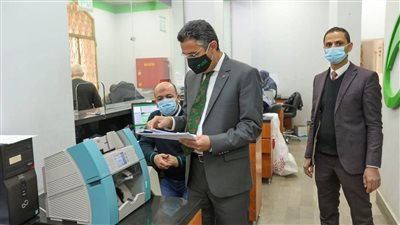 رئيس البريد يقوم بجولة تفقدية مفاجئة لمتابعة انتظام العمل بالمكاتب