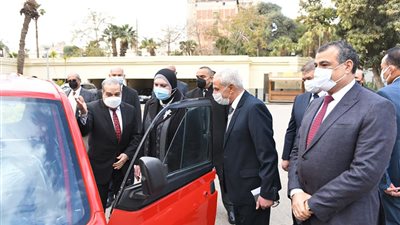 وزيرا «الإنتاج الحربي» و«الصناعة» يتفقدان نموذج لمركبة بديلة للتوكتوك