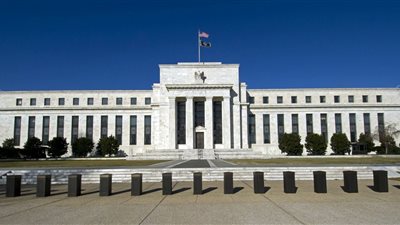 الاحتياطي الفيدرالي يبقي أسعار الفائدة الأمريكية دون تغيير