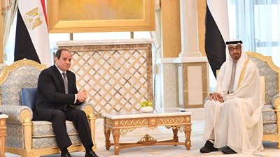 السيسي يؤكد حرص مصر على تعزيز التعاون والتنسيق الثنائي مع الإمارات