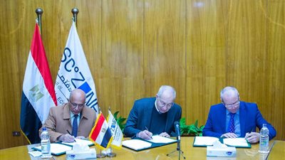 «اقتصادية قناة السويس» توقع عقودًا لأعمال الأرصفة الجديدة بميناء السخنة