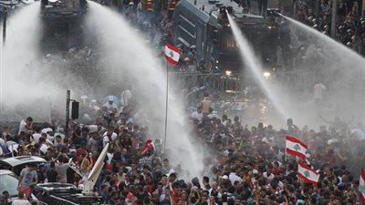 الحكومة اللبنانية ترفع الجدار الإسمنتي من محيط مقرها بعد أقل من 24 ساعة على بنائه