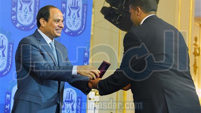 السيسي يمنح وسام العمل لـ10 من قدامى النقابيين .. في عيد العمال