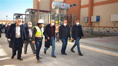 مسئولو «الإسكان» يتفقدون مشروعات الكهرباء والطرق والمرافق بالعاشر من رمضان